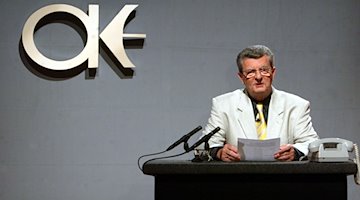 Klaus Feldmann, Sprecher der ehemaligen DDR-Nachrichtensendung «Aktuelle Kamera», sitzt während einer Aufzeichnung im Studio. / Foto: Jens Wolf/dpa/Archivbild