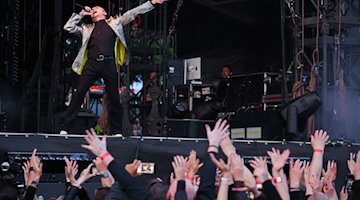 Dave Gahan von Depeche Mode performt auf der Bühne. / Foto: Jan Woitas/dpa
