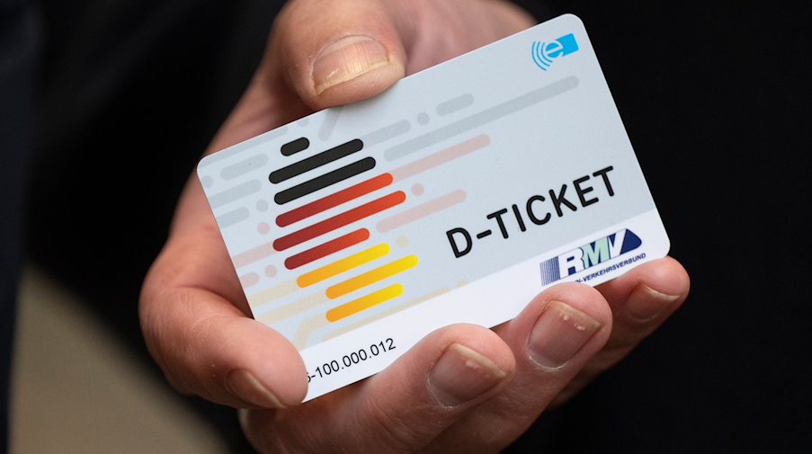 Ein „D-Ticket“ im Chipkartenformat. / Foto: Boris Roessler/dpa/Symbolbild