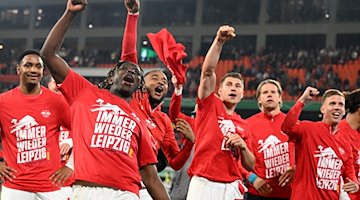 Leipzigs Spieler feiern den Sieg mit den Fans. / Foto: Marijan Murat/dpa/Archivbild