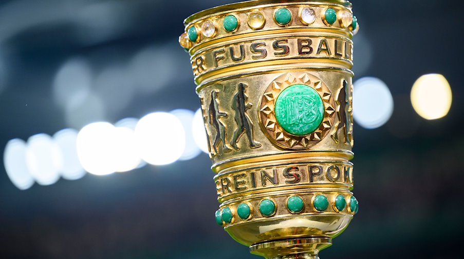 Der DFB Pokal steht vor einem Spiel im Stadion. / Foto: Tom Weller/dpa/Archivbild