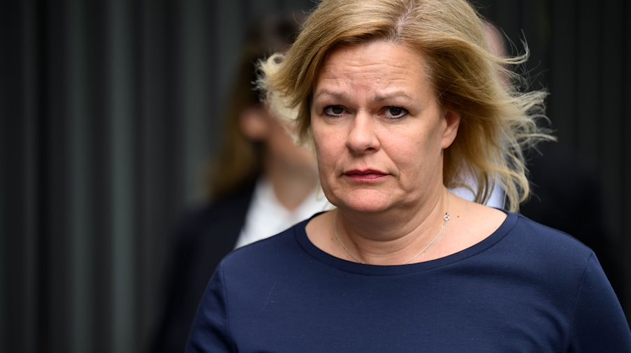 Bundesministerin für Inneres und Heimat Nancy Faeser auf dem Weg zu einem Pressetermin. / Foto: Bernd von Jutrczenka/dpa