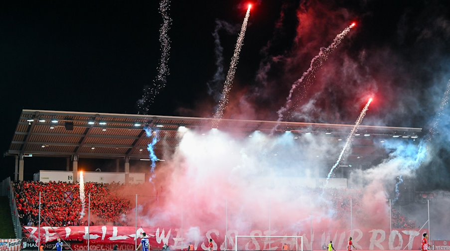 Zwickauer Fans zünden Pyrotechnik. Aue erhielt nun eine Geldstrafe von fast 31.000 Euro. / Foto: Hendrik Schmidt/dpa