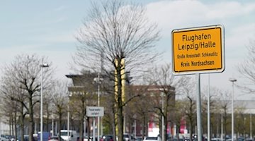 Das Ortsschild "Flughafen Leipzig/Halle, Große Kreisstadt Schkeuditz, Kreis Nordsachsen". / Foto: Peter Endig/dpa-Zentralbild/dpa/Archivbild