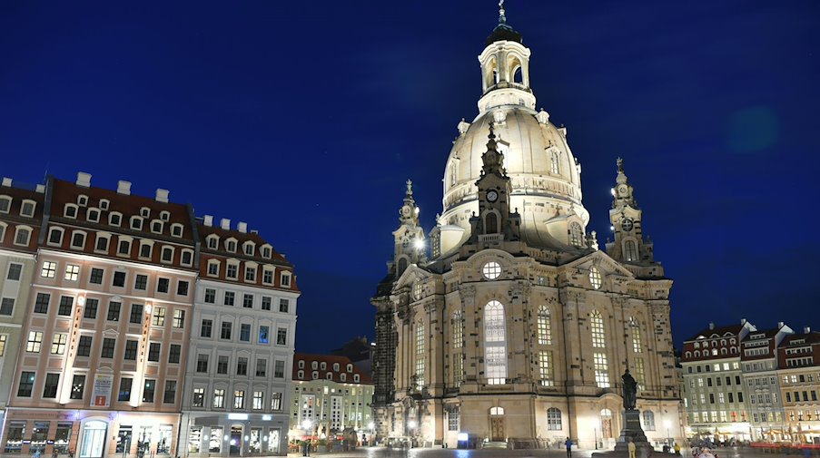 Die Frauenkirche auf dem Neumarkt ist am Abend beleuchtet. / Foto: Robert Michael/dpa-Zentralbild/dpa/Archiv