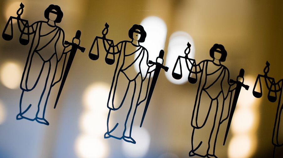 Die Justitia ist an einer Scheibe in einem Gericht zu sehen. / Foto: Rolf Vennenbernd/dpa/Symbolbild