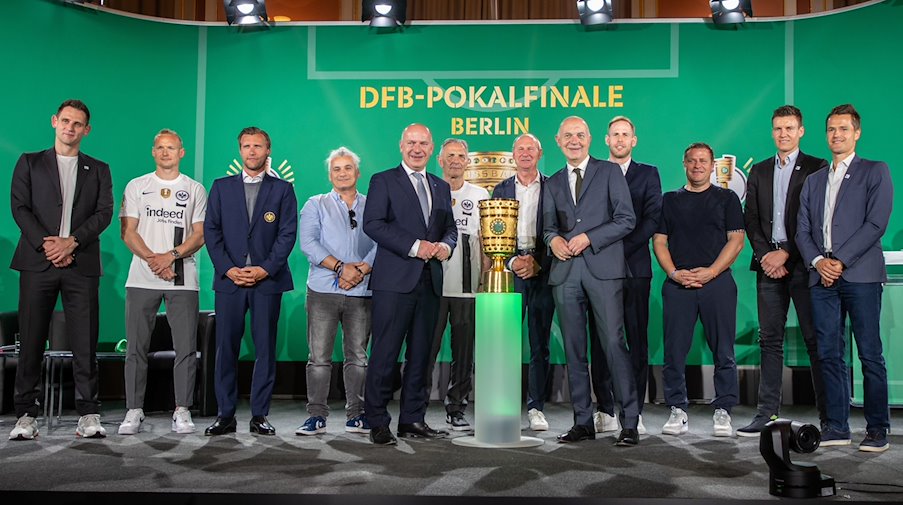 Jan Seidel (r-l), Daniel Siebert, Max Eberl, Peter Gulacsi, Bernd Neuendorf, Perry Bräutigam, Charly Körbel, Kai Wegner, Erden Apaydin, Markus Krösche, Sebastian Rode und  Rafael Foltyn. / Foto: Andreas Gora/dpa/Archivbild