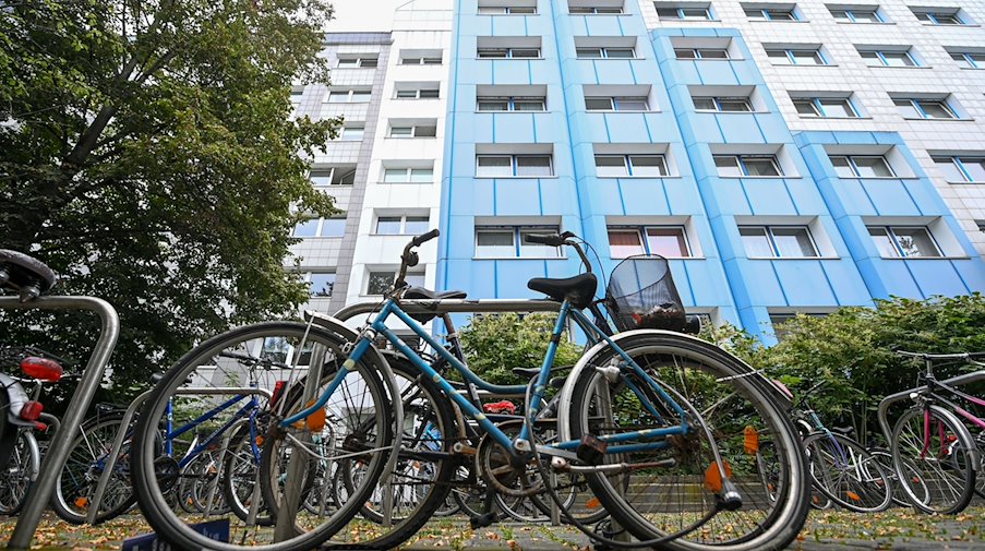 Fahrräder stehen vor einem Studentenwohnheim der Universität in Leipzig. / Foto: Hendrik Schmidt/dpa-Zentralbild/dpa/Archivbild