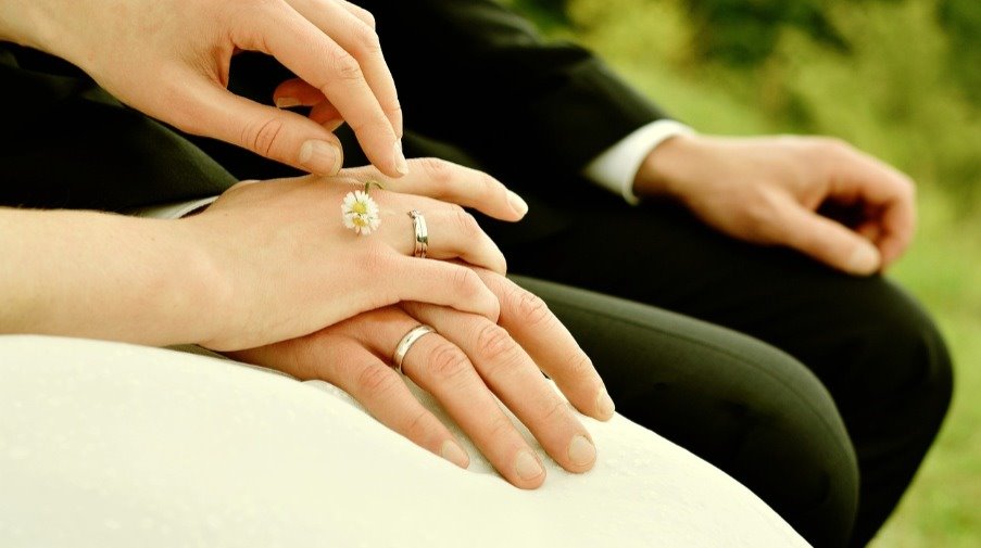 https://pixabay.com/de/photos/hände-brautpaar-ringe-heiraten-3132442/
