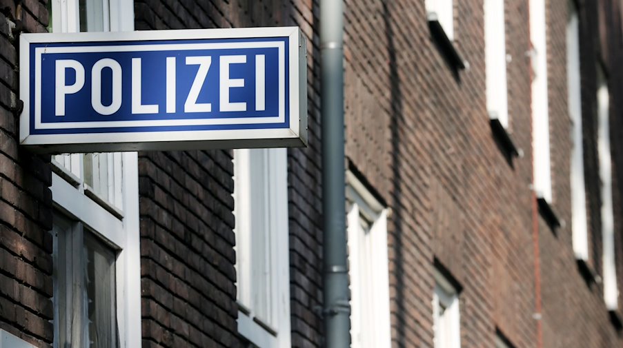 Ein Schild mit der Aufschrift «Polizei» hängt an einem Polizeipräsidium. / Foto: Roland Weihrauch/dpa/Symbolbild