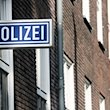 Ein Schild mit der Aufschrift «Polizei» hängt an einem Polizeipräsidium. / Foto: Roland Weihrauch/dpa/Symbolbild