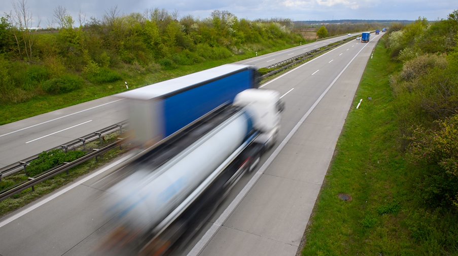 Lastkraftwagen fahren auf der A14 Überholmanöver. / Foto: Klaus-Dietmar Gabbert/dpa