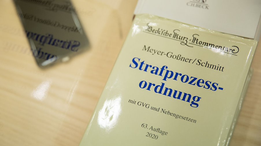 Eine Ausgabe der Strafprozessordnung liegt in einem Gerichtssaal. / Foto: Friso Gentsch/dpa/Symbolbild