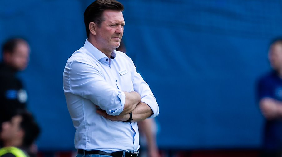 Magdeburgs Trainer Christian Titz reagiert im Spiel. / Foto: Tom Weller/dpa