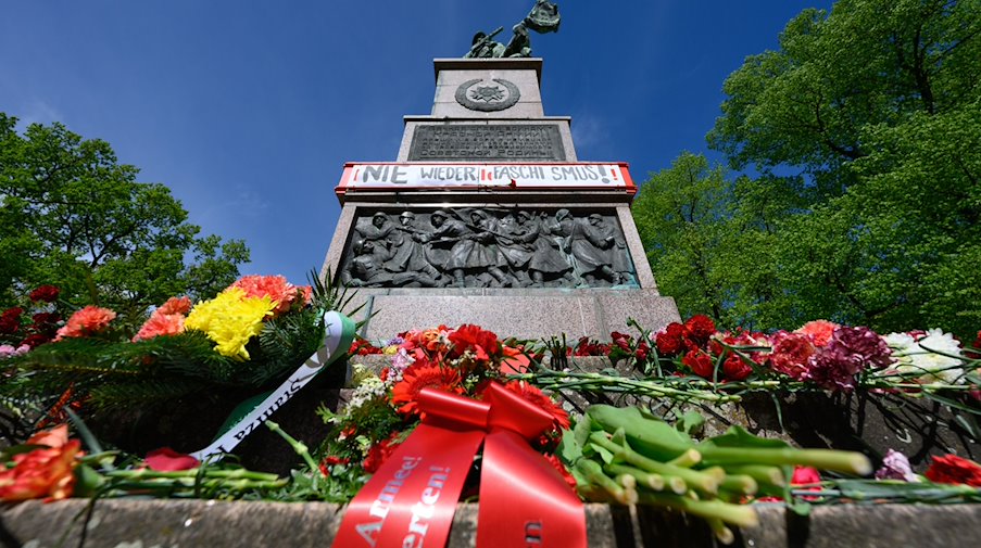 Blumen liegen bei einer Gedenkveranstaltung zum Tag der Befreiung am Denkmal der Roten Armee. / Foto: Robert Michael/dpa