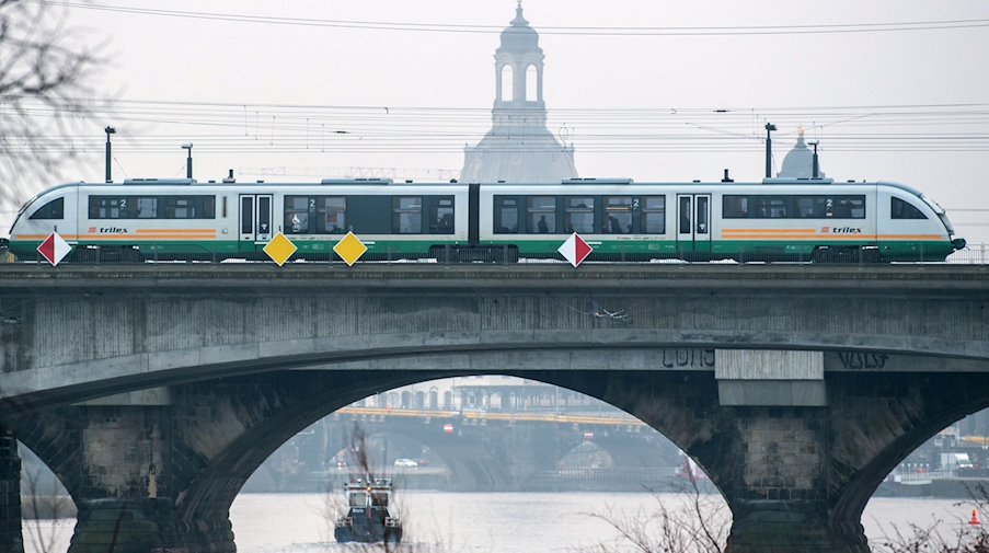 Ein Trilex-Zug der Länderbahn fährt auf der Marienbrücke über die Elbe. / Foto: Robert Michael/dpa-Zentralbild/ZB/Archivbild