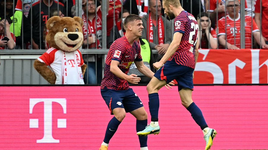 Leipzigs Konrad Laimer (r) jubelt mit Leipzigs Dani Olmo über seinen Treffer zum 1:1. / Foto: Sven Hoppe/dpa