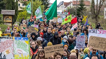 Ein Bündnis aus Umweltverbänden, Klimagruppen und lokalen Initiativen hat zu der Demonstration am Tagebau Nochten in der Lausitz aufgerufen. / Foto: Frank Hammerschmidt/dpa