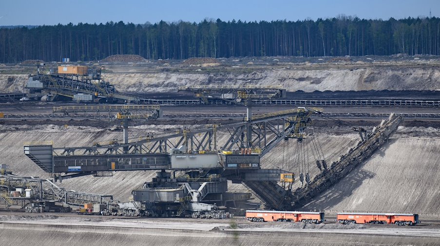 Die Abraumförderbrücke F60 legt im Tagebau Nochten mit Eimerkettenbaggern das Flöz frei. / Foto: Robert Michael/dpa