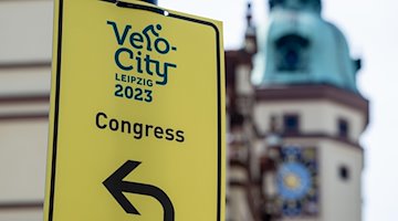 Ein Schild mit dem Logo von «Velo-city» markiert einen temporären Radweg im Zentrum von Leipzig. / Foto: Hendrik Schmidt/dpa