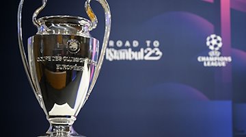 Blick auf den Champions League-Pokal während der Auslosung des Achtelfinales der UEFA Champions League 2022/23. / Foto: Laurent Gillieron/Keystone/dpa/
