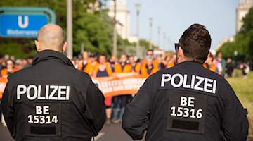 Unterstützer der Klimaaktivisten von Letzte Generation demonstrieren in Berlin gegen die Einstufung als kriminelle Vereinigung durch die Behörden. / Foto: Sven Käuler/TNN/dpa