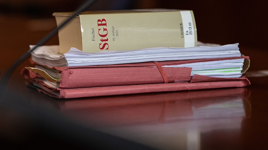 Das Strafgesetzbuch und Akten liegen in einem Gericht auf dem Tisch. / Foto: Swen Pförtner/dpa/Symbolbild