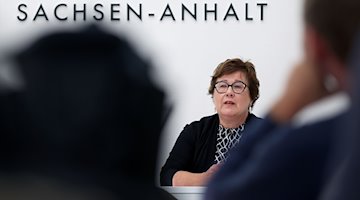 Petra Grimm-Benne (SPD), Sachsen-Anhalts Ministerin für Arbeit, Soziales, Gesundheit und Gleichstellung, spricht auf einer Pressekonferenz. / Foto: Ronny Hartmann/dpa