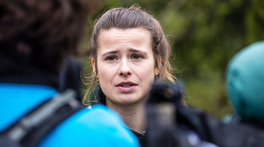 Luisa Neubauer, Klimaaktivistin, gibt am Rande der Demonstration ein Interview. / Foto: Frank Hammerschmidt/dpa