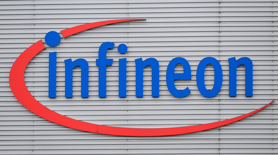 Das Logo des Chipkonzerns Infineon ist an der Fassade des Werks montiert. / Foto: Robert Michael/dpa