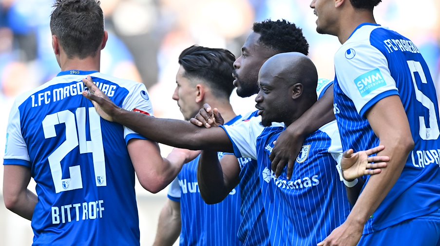 Magdeburgs Spieler jubeln nach einem Tor. / Foto: Hendrik Schmidt/dpa