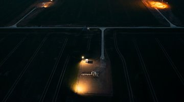 Lampen beleuchten bei Nacht die obertägigen Anlagen eines Untergrund-Gasspeichers der VNG AG. / Foto: Jan Woitas/dpa-Zentralbild/dpa/Archivbild