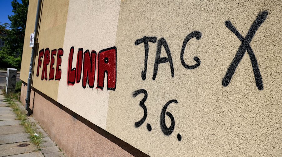 Ein Graffiti „Free Lina 3.6. Tag X" prangt an einem Wohnhaus im Leipziger Süden. / Foto: Jan Woitas/dpa