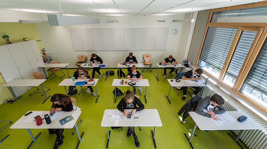 Schüler sitzen während einer Prüfung in einem Klassenzimmer. / Foto: Robert Michael/dpa-Zentralbild/dpa/Symbolbild