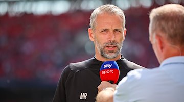 Leipzigs Trainer Marco Rose gibt vor dem Spiel dem Sender Sky sport ein Interview im Stadion. / Foto: Jan Woitas/dpa