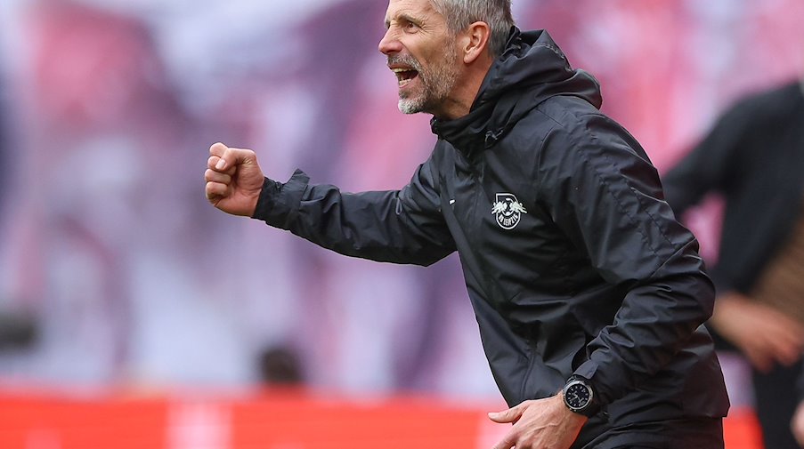 Leipzigs Trainer Marco Rose reagiert am Spielfeldrand. / Foto: Jan Woitas/dpa/Archivbild