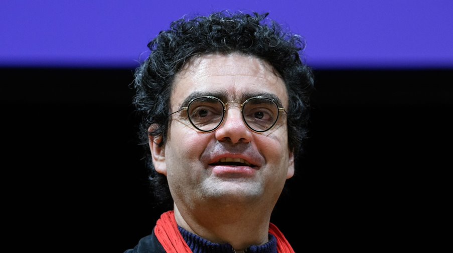 Der mexikanisch-französische Opernsänger Rolando Villazón steht auf der Bühne der Semperoper. / Foto: Robert Michael/dpa
