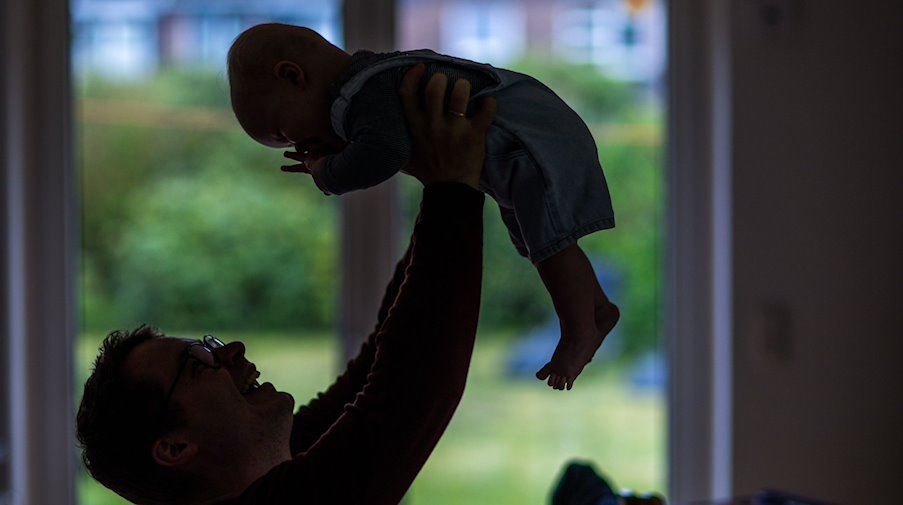 Ein Vater spielt mit seinem Sohn. / Foto: Jens Büttner/dpa/Symbolbild