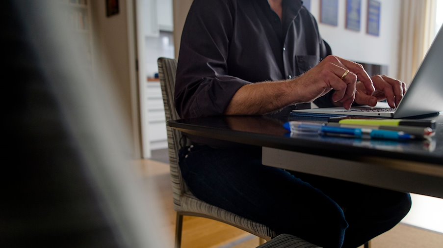 Ein Mann sitzt Zuhause am Esstisch vor einem Laptop. / Foto: Finn Winkler/dpa/Symbolbild