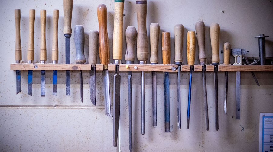 Werkzeuge hängen in einer Werkstatt. / Foto: Jens Büttner/dpa-Zentralbild/ZB/Archivbild