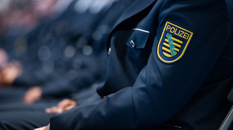 Junge Polizeianwärter sitzen in der Dresdner Ballsportarena. / Foto: Paul Glaser/dpa-Zentralbild/dpa/Archivbild