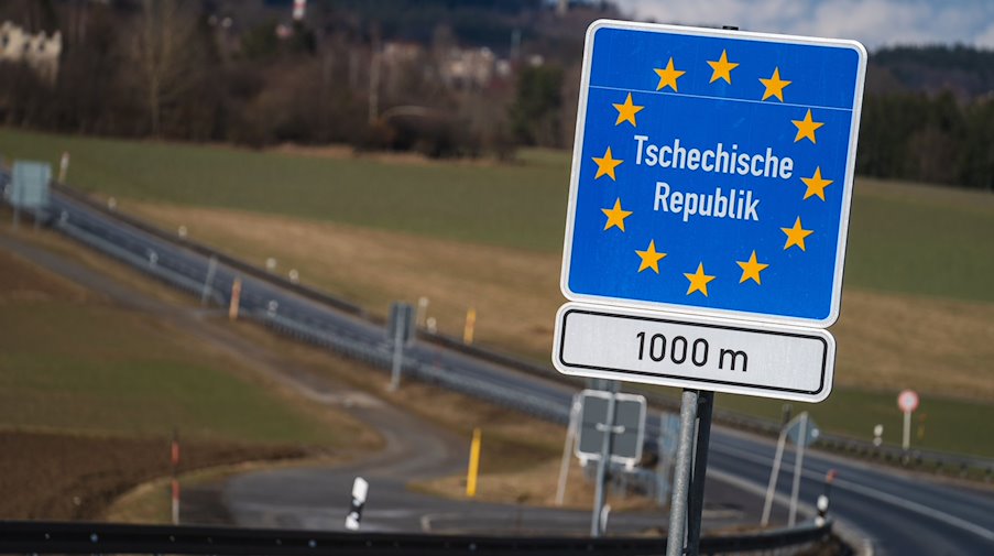 Ein Schild weist an einer Straße auf den Beginn der Tschechischen Republik in 1000 Metern hin. / Foto: Nicolas Armer/dpa