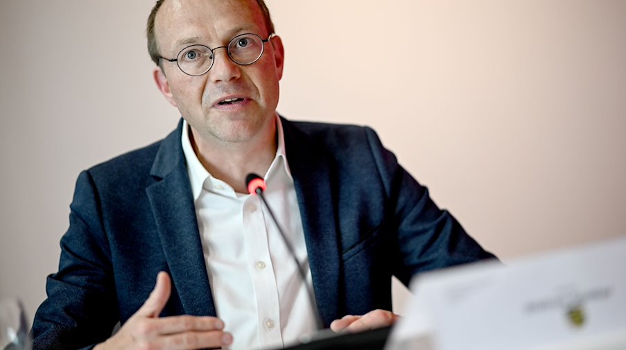 Wolfram Günther (Bündnis 90/Die Grünen), Vize-Ministerpräsident, spricht bei einer Pressekonferenz. / Foto: Britta Pedersen/dpa