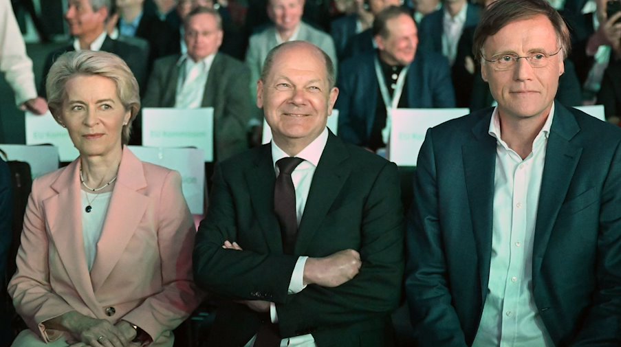 Olaf Scholz (SPD, M), Ursula von der Leyen (l) und Jochen Hanebeck sind beim Spatenstich vor Ort. / Foto: Robert Michael/dpa