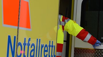 Ein Rettungsassistent steigt in einen Rettungswagen. / Foto: Jens Kalaene/zb/dpa