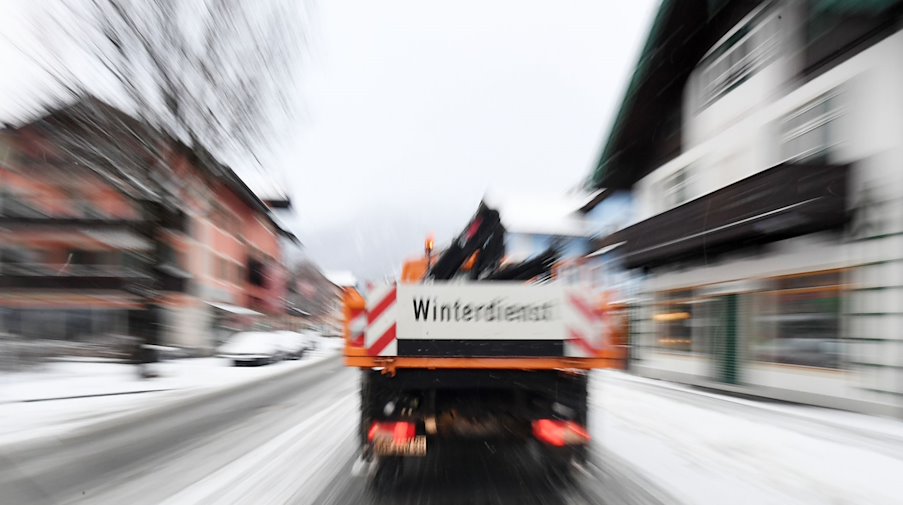 Ein Fahrzeug des Winterdienstes fährt über eine Straße. / Foto: Angelika Warmuth/dpa/Symbolbild
