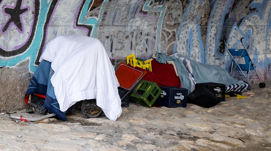 Die Habseligkeiten von einem Obdachlosen liegen  unter einer Brücke. / Foto: Sven Hoppe/dpa