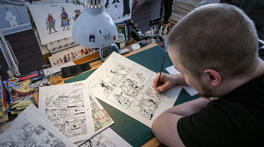 Zeichner Niels Bülow arbeitet an den neuen Geschichten der Comiczeitschrift «Mosaik». / Foto: Jens Kalaene/dpa