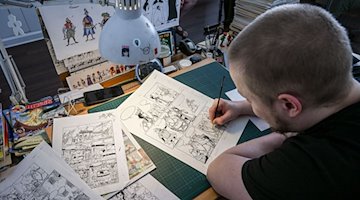 Zeichner Niels Bülow arbeitet an den neuen Geschichten der Comiczeitschrift «Mosaik». / Foto: Jens Kalaene/dpa