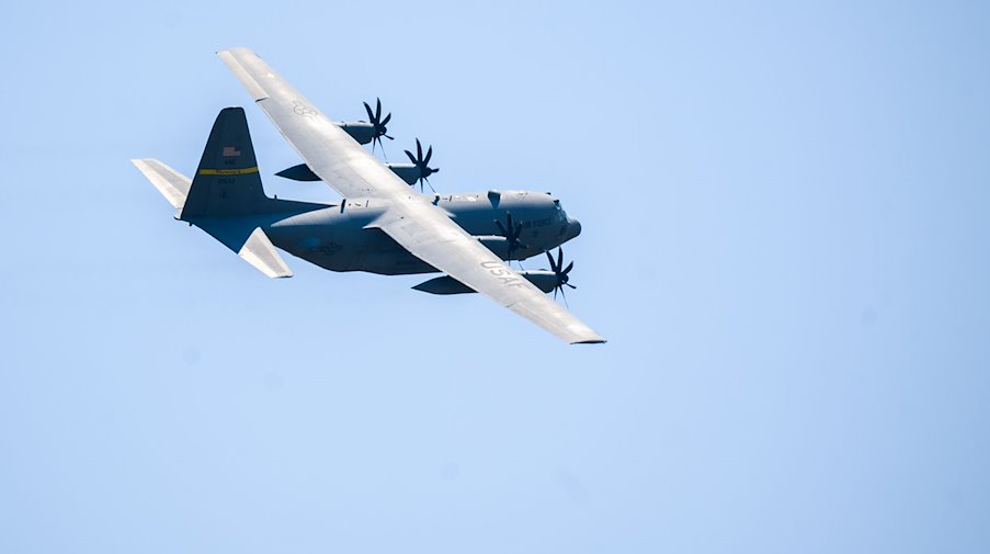 Eine Lockheed C-130 Hercules der US Air Force überfliegt zu Beginn des internationalen Luftwaffen-Manövers "Air Defender 2023" den Fliegerhorst Wunstorf in der Region Hannover. / Foto: Julian Stratenschulte/dpa